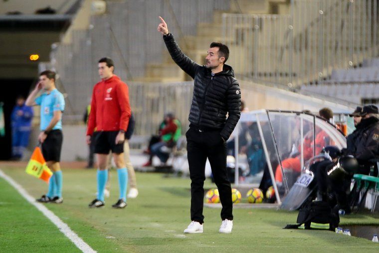 López Garai en un partido desde el banquillo