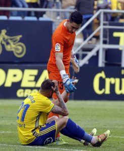 Mariño ayuda a Carrillo a levantarse