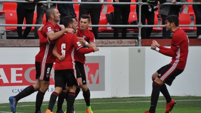 Jugadores del Mirandés celebran un tanto en Anduva