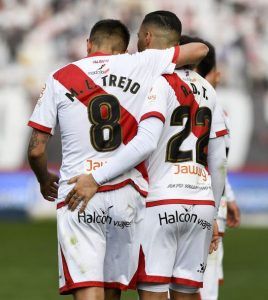 Trejo y Raúl de Tomás se abrazan tras un gol