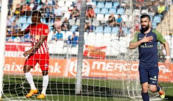 Santos celebra el 0-1 en Almería