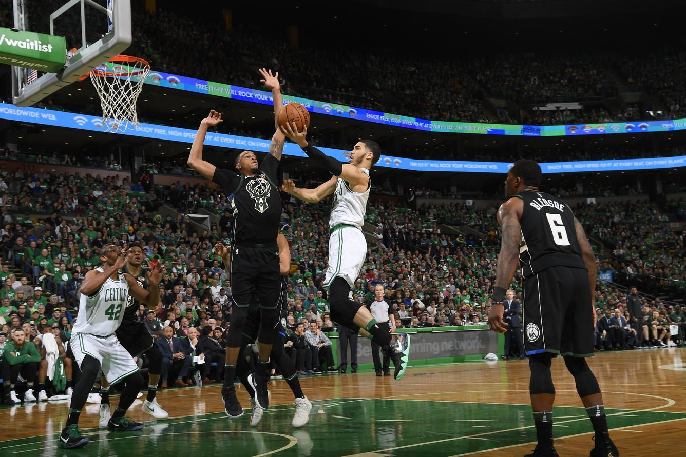 Tatum, en una entrada a canasta durante el partido (vía nba.com/bucks)