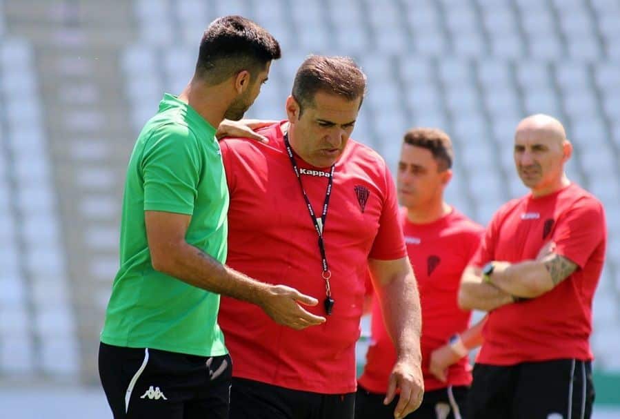 Sandoval hablando con Aythami durante un entrenamiento esta semana | Imagen: Córdoba CF