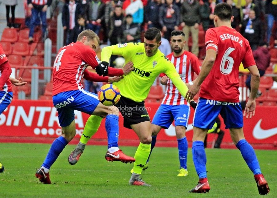 Sergi Guardiola lucha con Bergantiños por el esférico | Imagen: Córdoba CF