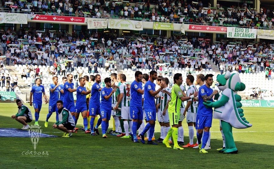 Saludo inicial entre el Córdoba CF y la UD Almería la temporada 2016/2017 | Imagen: Córdoba CF