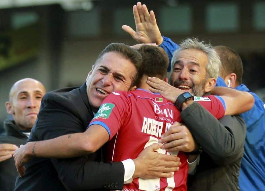 Sandoval abraza a Ibañez, tras el segundo gol a la Real | Imagen: J. H. (EFE)