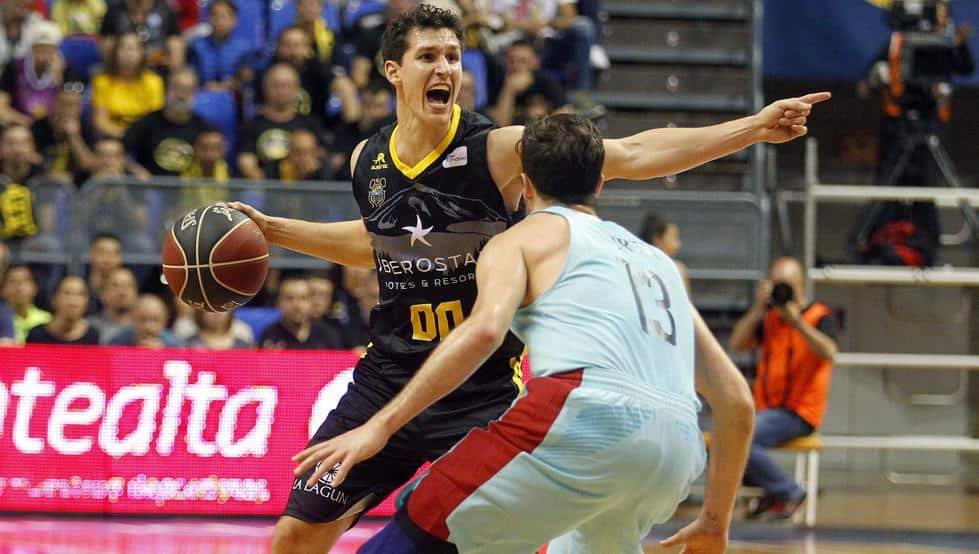 Rodrigo San Miguel dirige el juego del Iberostar ante la defensa de Thomas heurtel. (CristÓbal GarcÍa - CristÓbal GarcÍa / EFE)