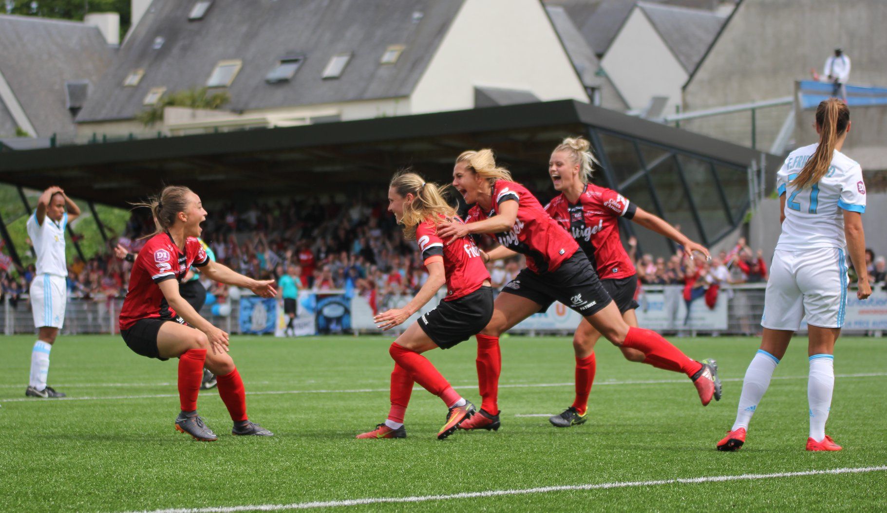 Las jugadoras de Guingamp se quedan en la D1 y festejan (foto: En Avant de Guingamp Facebook)
