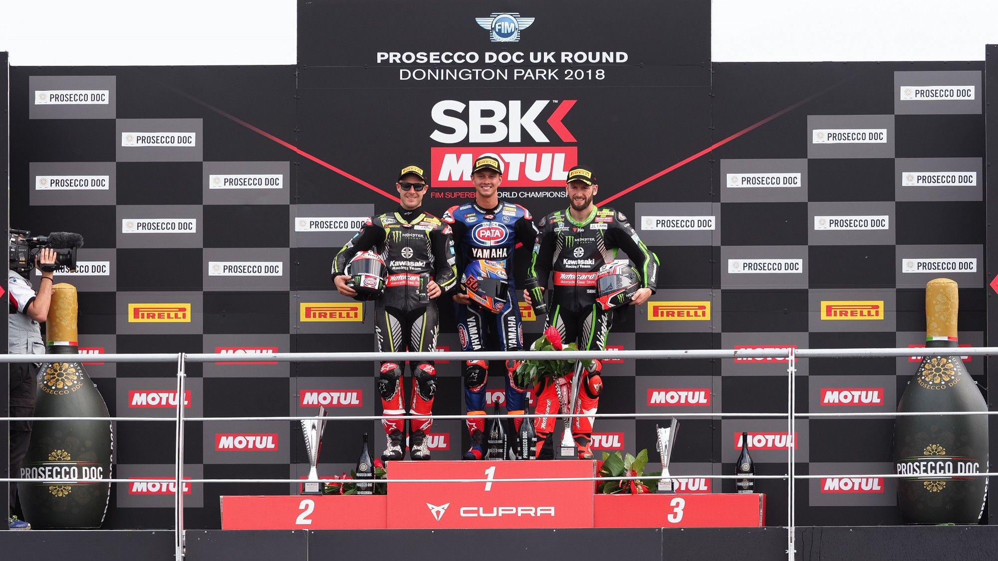 Los integrantes del podio de la 1ª carrera en Donington. Foto: worldsbk.com
