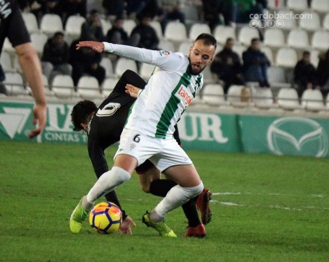 Edu Ramos pelea un balón.  Foto vía Córdoba CF