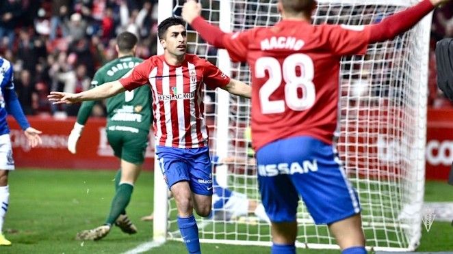 Michael Santos celebrando uno de sus goles esta temporada en El Molinón. / Fuente: www.realsporting.com