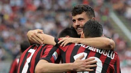 Cutrone abraza a Kalinic y Calhanoglu - Foto destacada vía: www.gazzetta.it