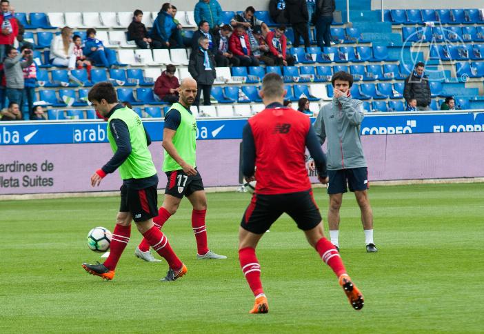 Los jugadores del Athletic calentando antes del partido frente al Alavés