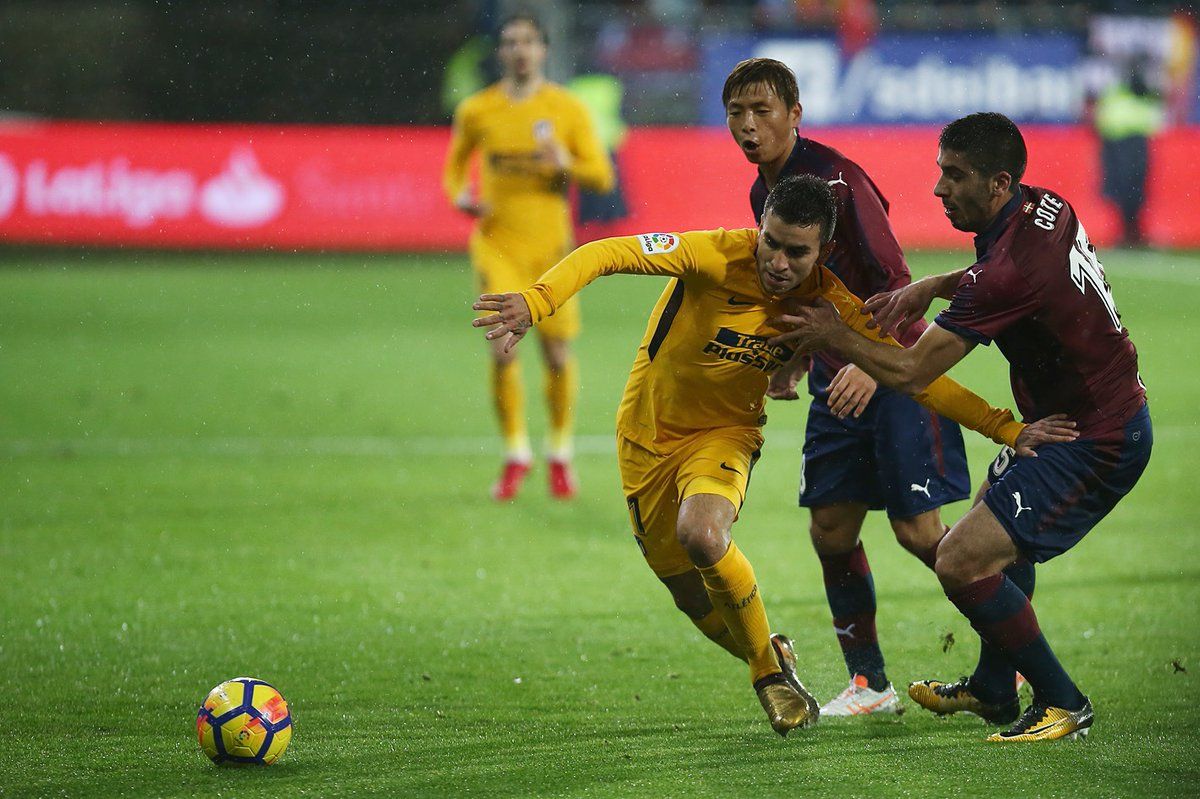Correa luchando un balón ante los jugadores del Eibar