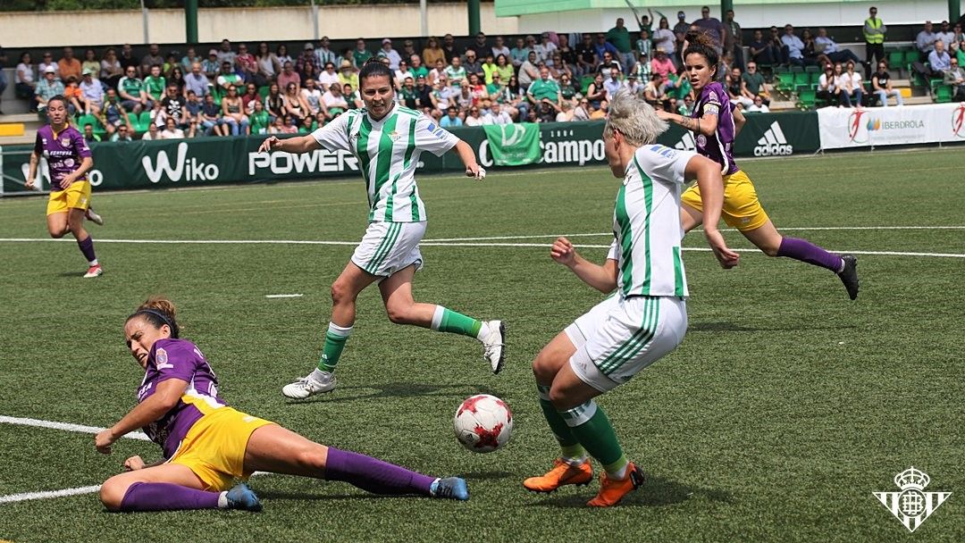 Jugada entre Priscila y Bea en el partido de ida / @RealBetisfem