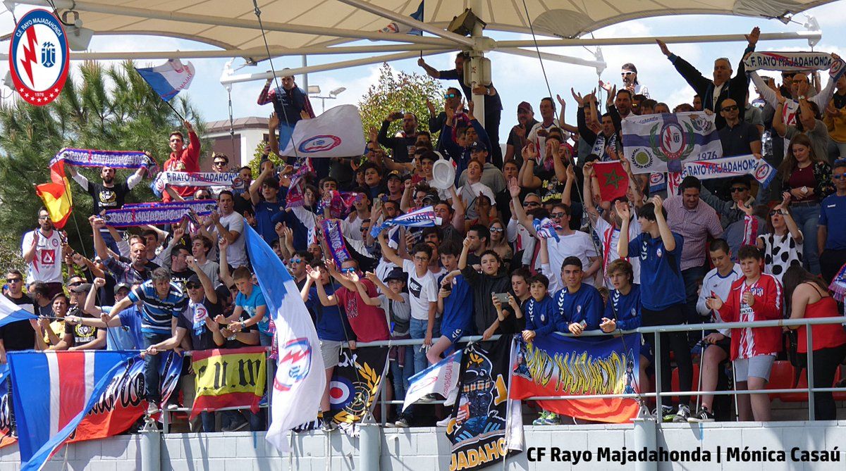 Afición local animando en la grada | Imagen: CF Rayo Majadahonda