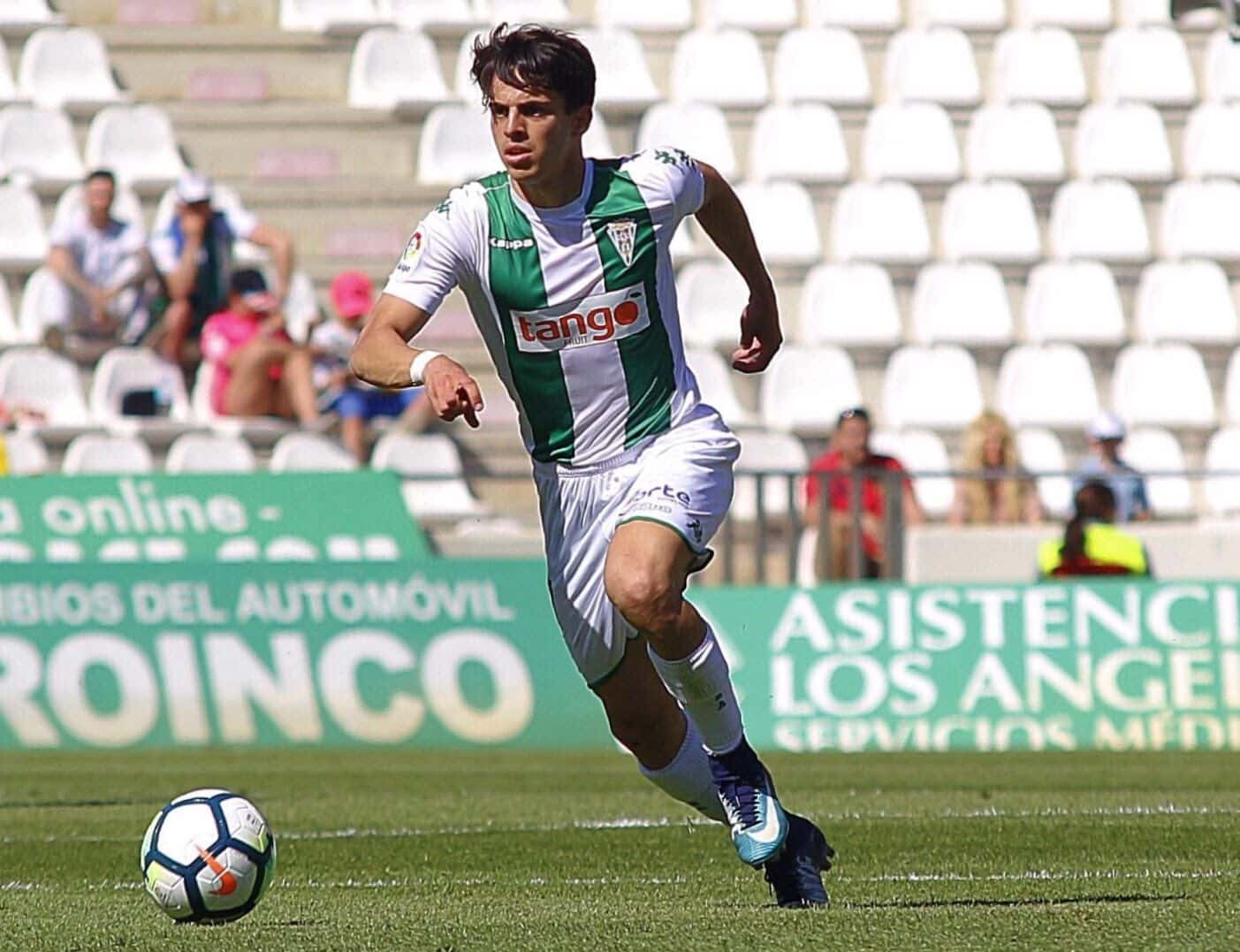 Álvaro Aguado conduciendo el esférico. Foto vía Córdoba CF