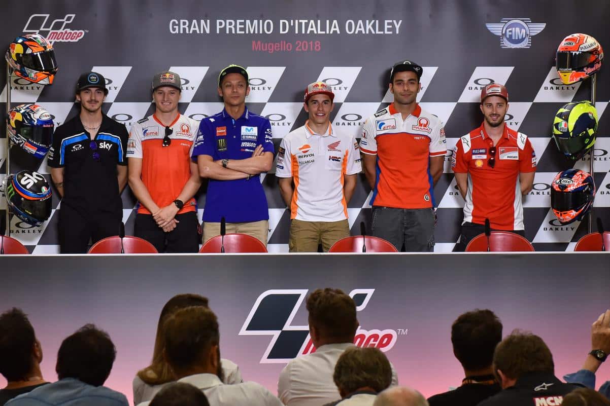 Los pilotos frente a la prensa en Mugello. Vía: motogp.com