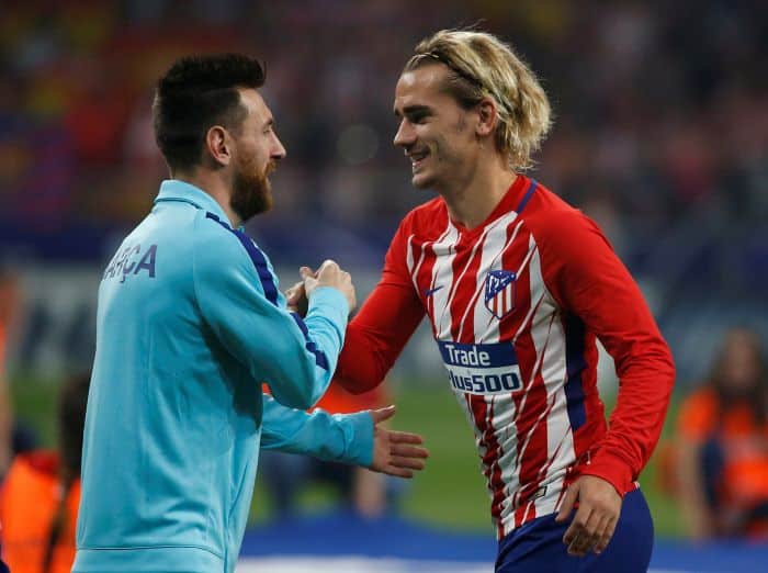 Griezmann se saluda con el que ahora será su compañero, Leo Messi