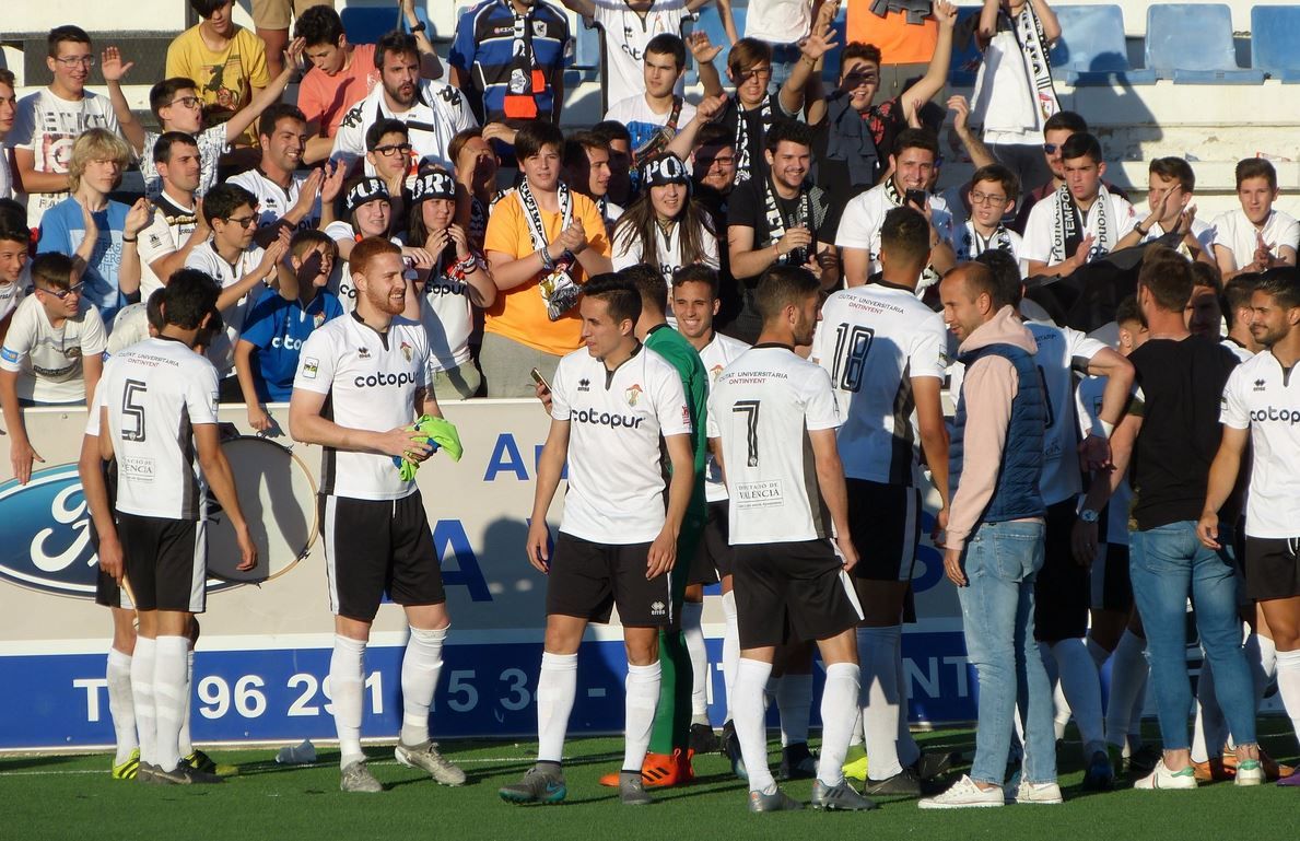 Los jugadores del Ontinyent agradecen el apoyo de la afición. / Ontinyent CF