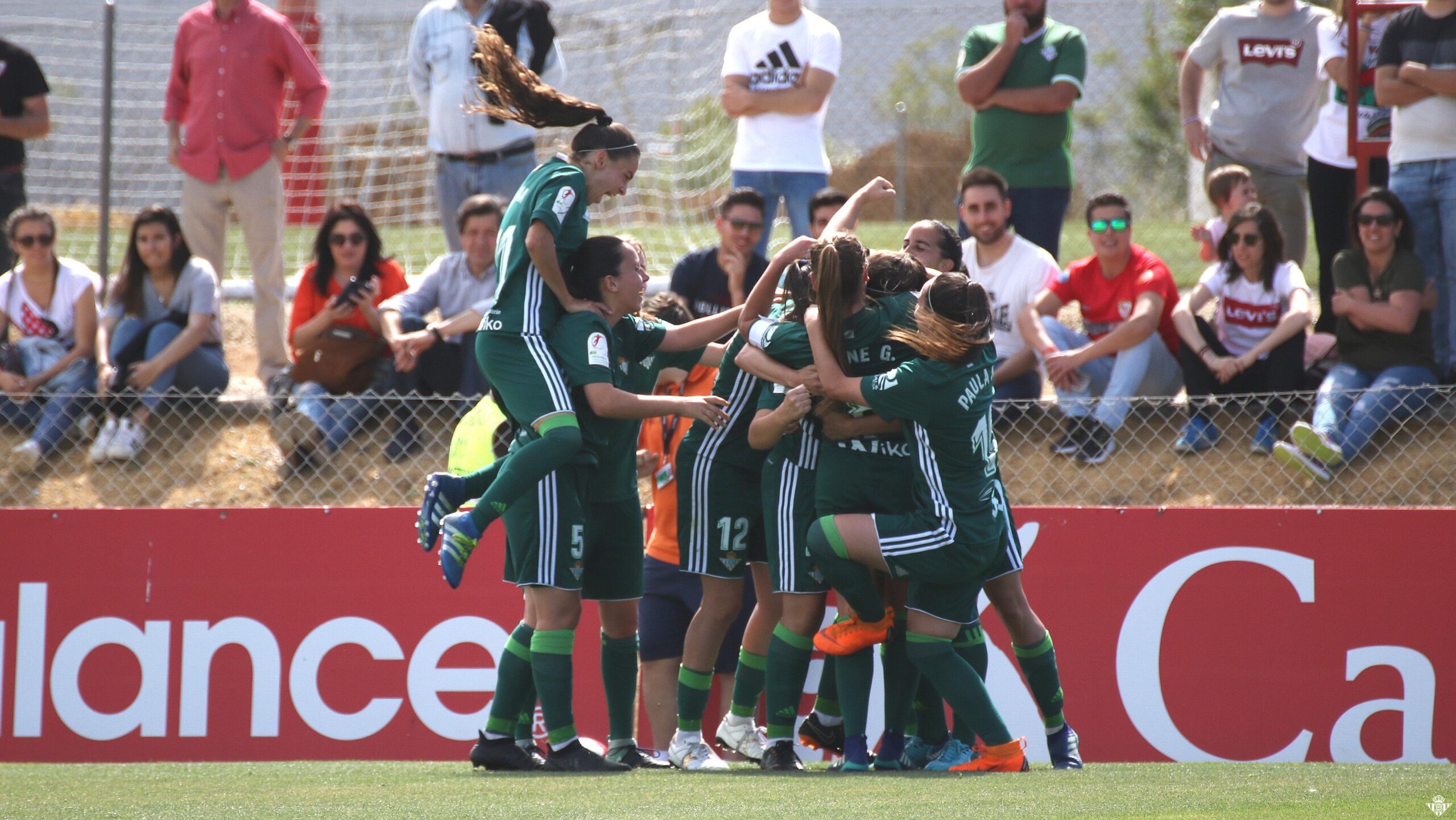 Las jugadoras béticas celebran el gol. / @realbetisfem