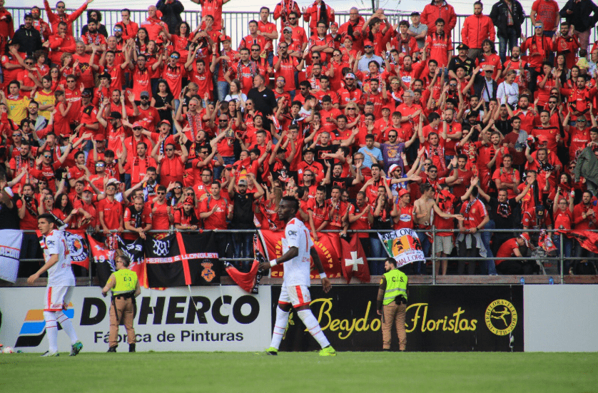 Lago Junior delante de los aficionados mallorquinistas desplazados hasta Miranda de Ebro. / RCD Mallorca