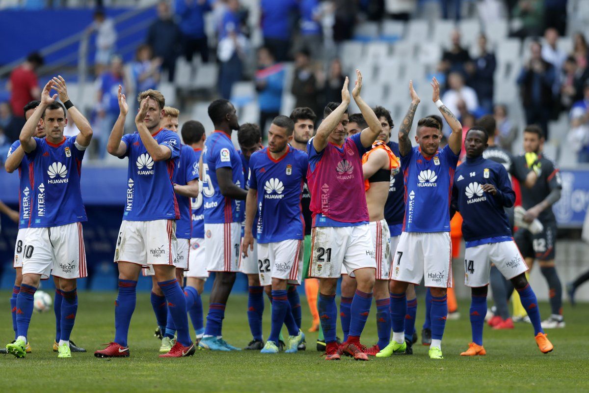 Los jugadores del Real Oviedo saludando a su afición en el Carlos Tartiere