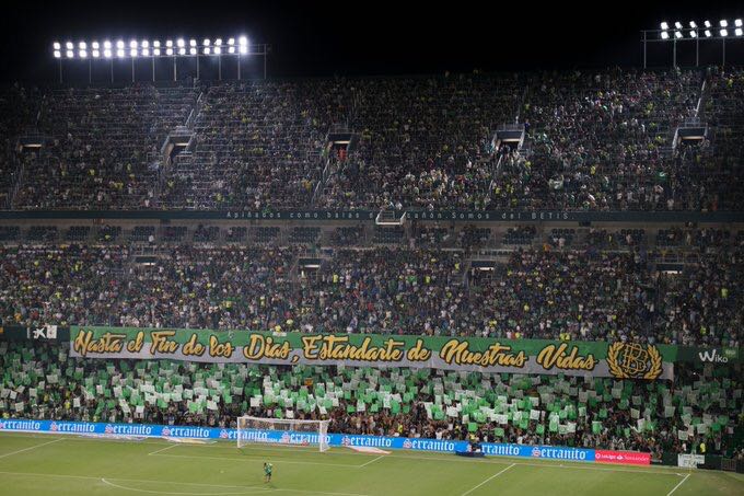 El Benito Villamarín lleno para recibir a su equipo. / Fuente: @RealBetis