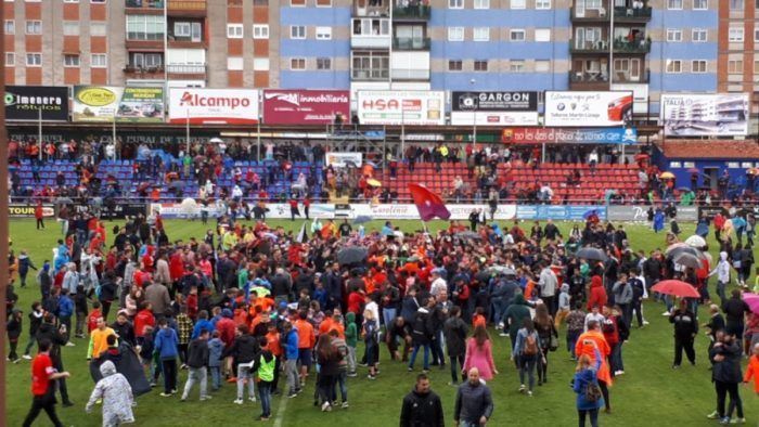 invasión de campo en Pinilla por el ascenso a Segunda B.