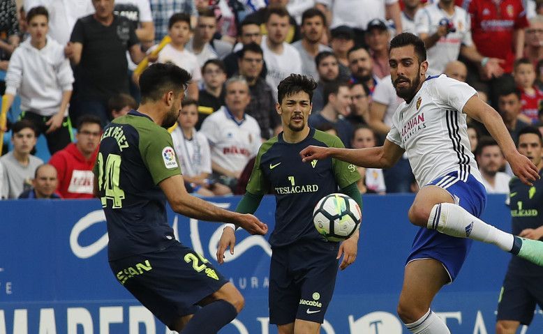 Borja Iglesias anotó los dos goles del Real Zaragoza