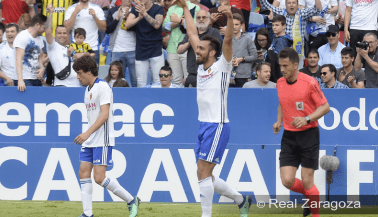 Borja Iglesias celebra su segundo tanto del partido frente al Sporting