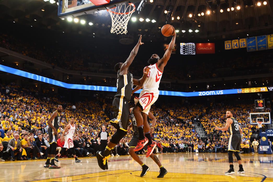 Harden, en la que fue canasta de la noche, ante Green (vía nba.com/rockets)