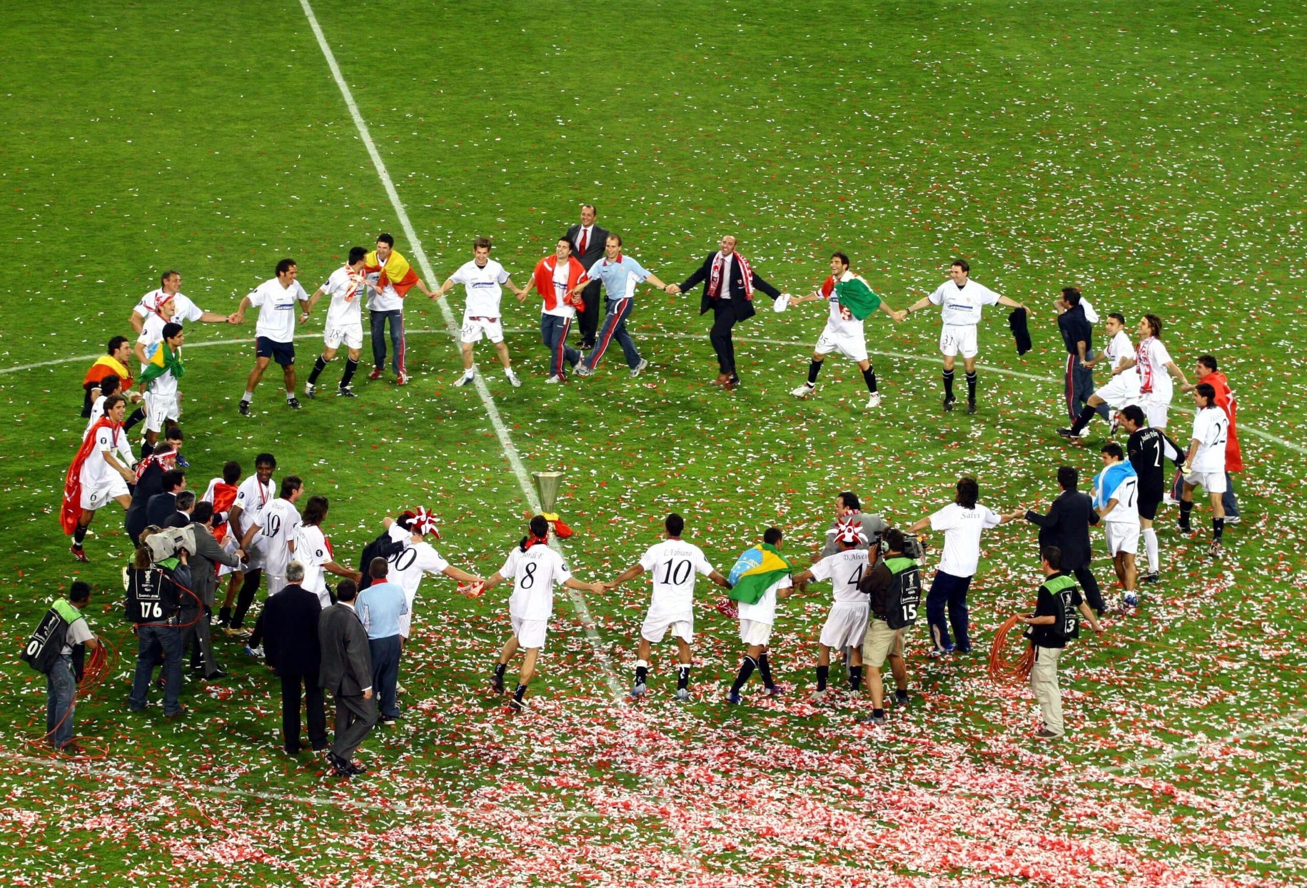 PARTIDO FINAL COPA DE LA UEFA ENTRE EL SEVILLAFC Y EL MIDDLESBROUG INGLES LOS JUGADORES HACEN UN CIRCULO - 20060510
