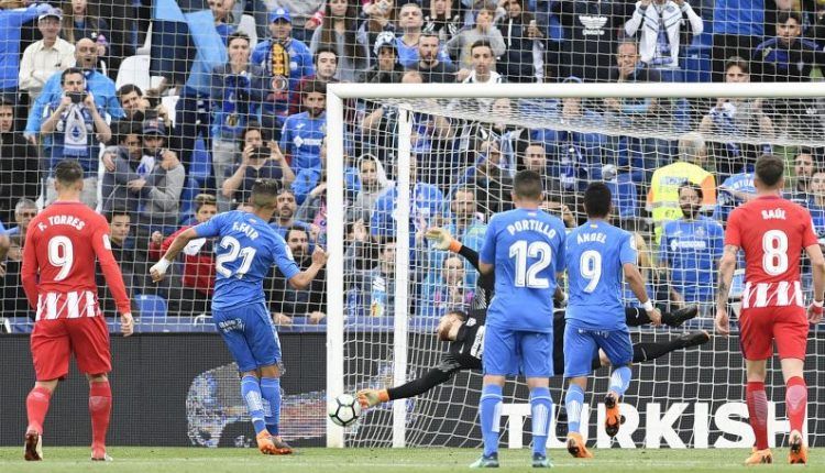 Instante en el que Oblak despeja el penalti lanzado por Fajr