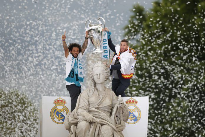 Marcelo y Ramos ofrecen la Champions a la Cibeles.  Fuente: eladelantado.com
