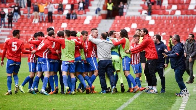 El Sporting 'B' celebra en El Molinón el triunfo frente al Arenas Club