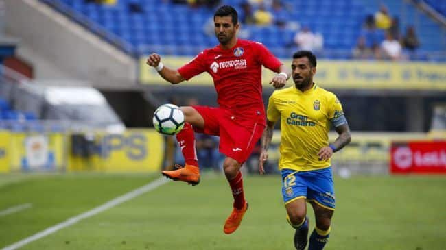 Ángel y Macedo ante la disputa de un balón. Fuente: Gerardo Ojeda/Marca