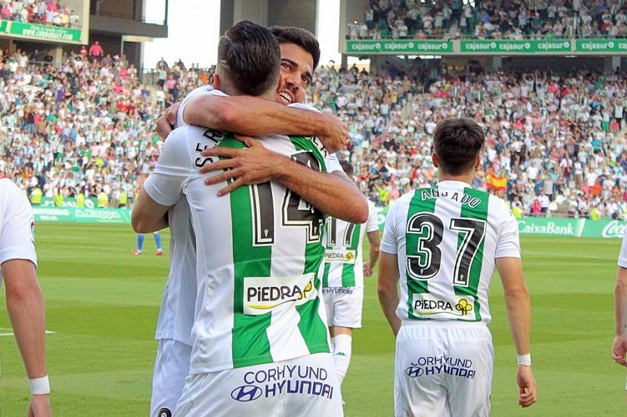 Sergi Guardiola y Aythami se abrazan en el último gol del delantero | Imagen: Córdoba CF