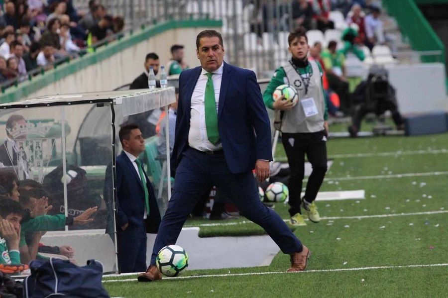 Sandoval detiene un balón en la banda del Arcángel | Imagen: Córdoba CF
