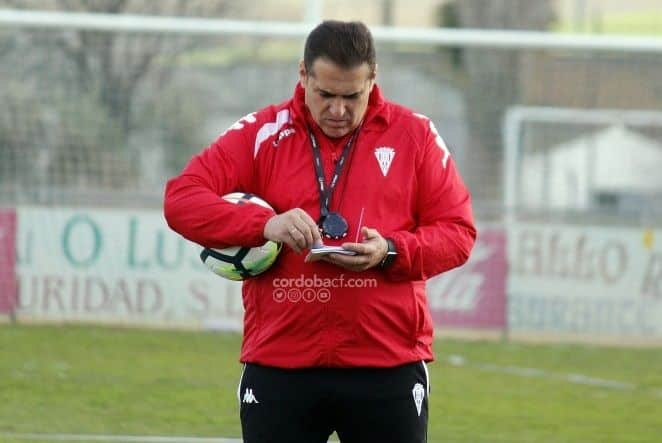 Sandoval revisa sus notas durante un entrenamiento | Imagen: Córdoba CF