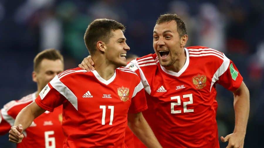 Aleksandr Golovin y Artem Dzyuba celebran un gol en un partido con Rusia. Foto: FIFA.