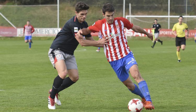 Claudio Medina pugna con Andoni López del Bilbao Athletic