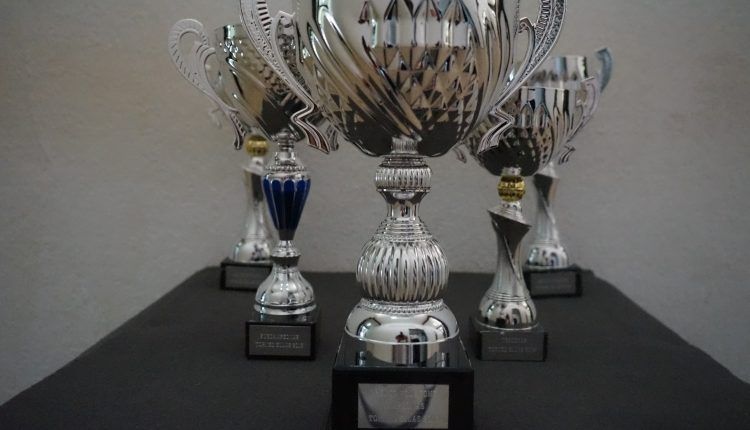 Trofeos del Torneo ELLAS
