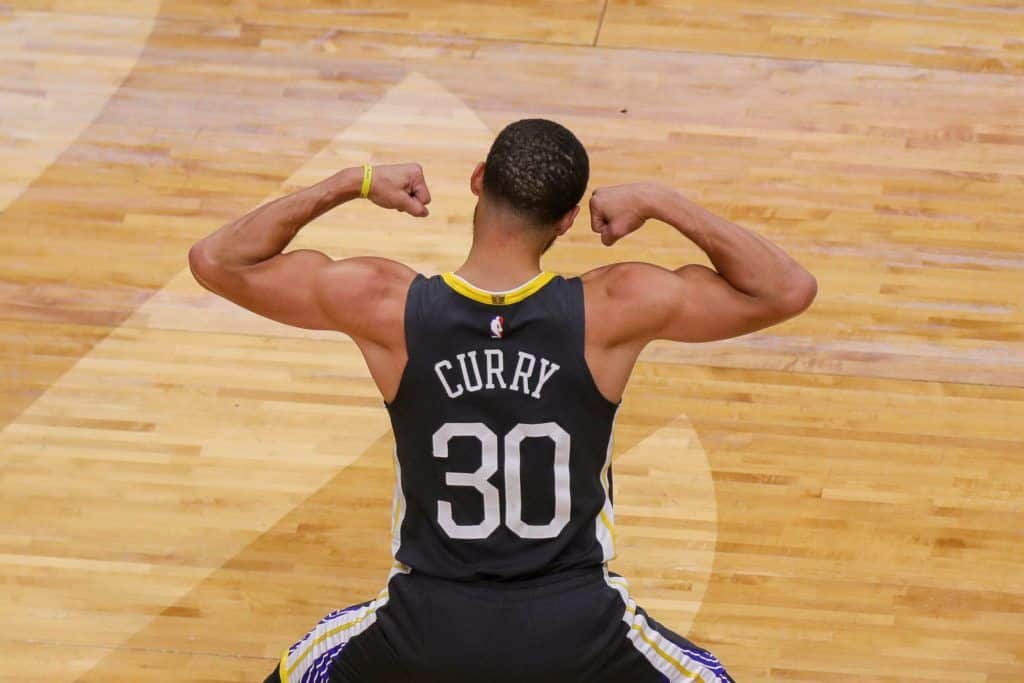 Stephen Curry sigue batiendo récords y haciendo historia. FOTO:  @GIGANTESbasket