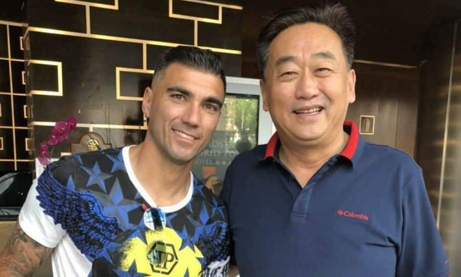 Reyes posa con Li Jun, presidente y entrenador del Xinjiang Tianshan Leopard | Foto: Xinjiang Tianshan Leopard FC