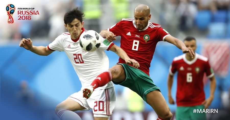 El Ahmadi lucha con Azmoun por el esférico | Imagen: FIFA
