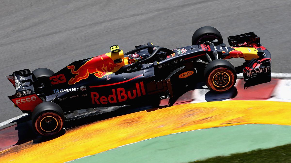 Max Verstappen ingresando en la última chicana - @redbullracing