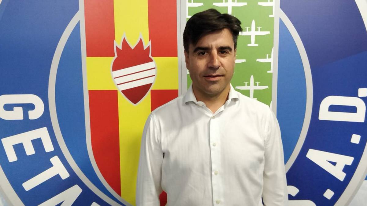 Nico Rodríguez posando con el escudo del Getafe CF de fondo. Fuente: Getafe CF
