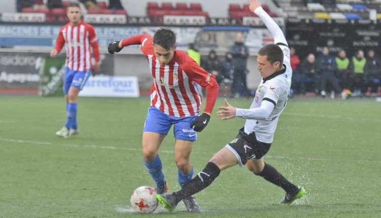 Pedro Díaz disputa un balón en el encuentro frente al Caudal Deportivo