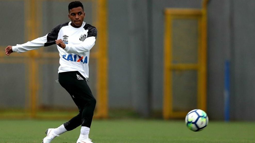 Rodrygo da un pase en un entrenamiento con Santos Futebol Clube. Foto: EFE.